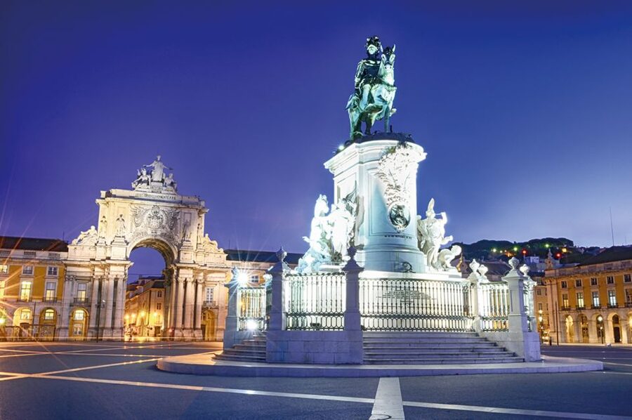 Lisbon: Fado Night Tour - The Tagus-side landmarks you pass on the way to dinner
