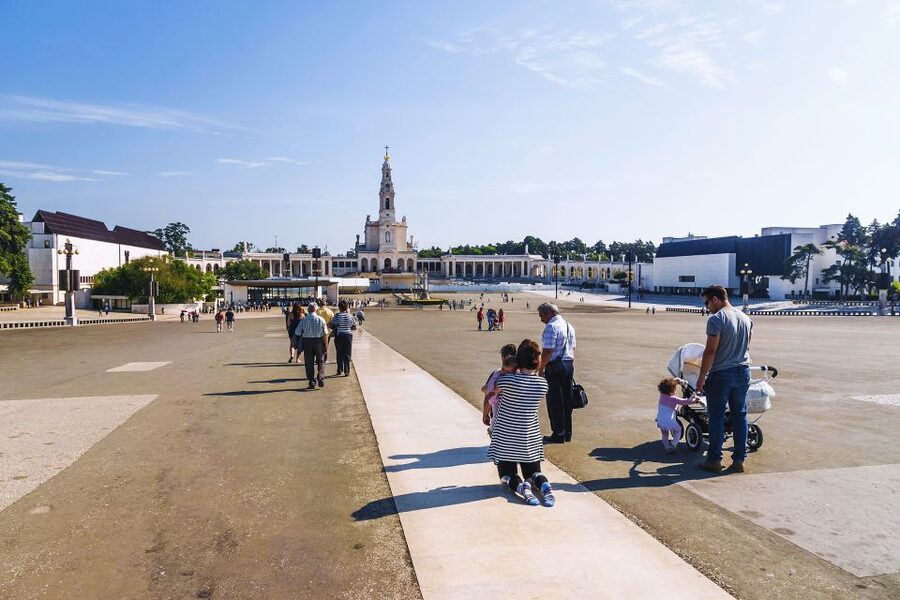 Lisbon: Fatima, Batalha, Nazare and Obidos Tour Hotel Pickup - The guide and small-group advantage you’ll actually feel