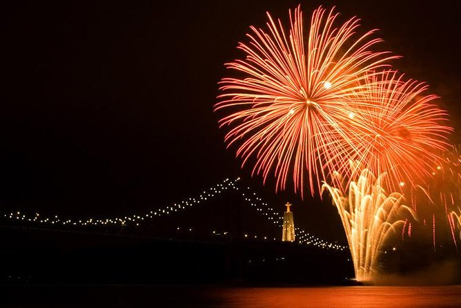 Lisbon: Fireworks, Music and Open Bar in New Year's Eve Cruise - The 2-Hour River Route: Terreiro do Paço, the 25 April Bridge, and Castle Views