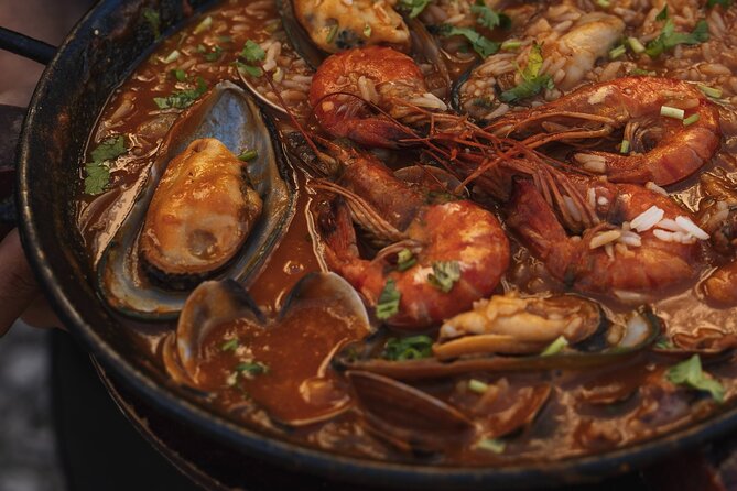 Lisbon Flavours: Baixa Guided Food Tour with Portuguese Wine - Rua dos Fanqueiros petiscos stop: chouriço and codfish classics