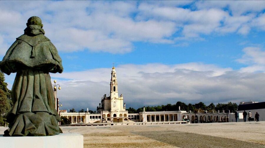 Lisbon: Full-Day Private Guided Tour to Fátima - How a private day trip changes Fátima