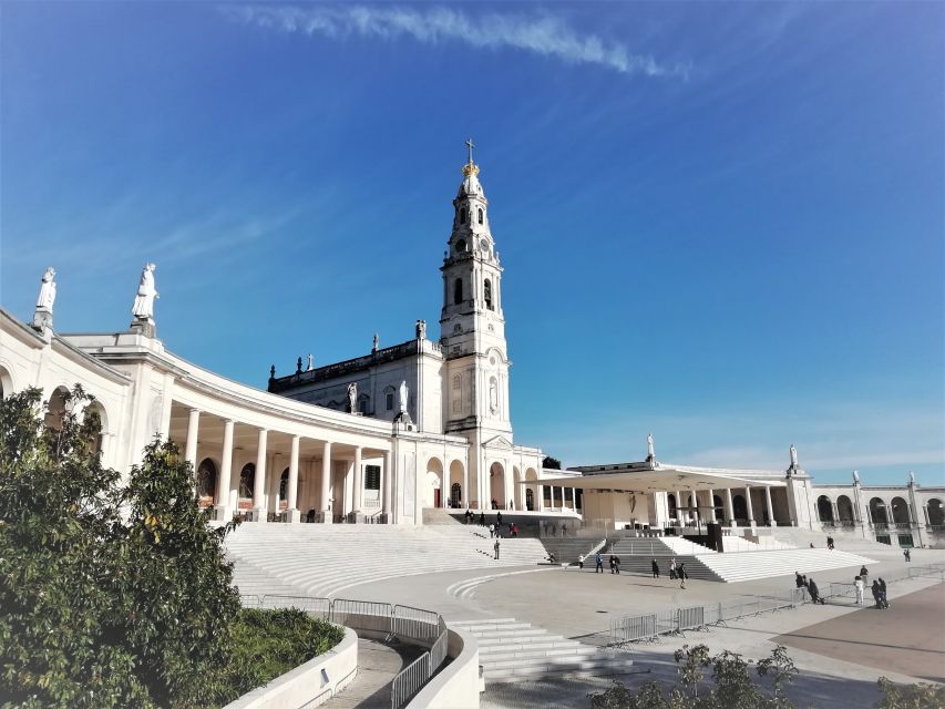 Lisbon: Full-Day Private Guided Tour to Fátima - A break in Fátima: time to eat, wander, and reset