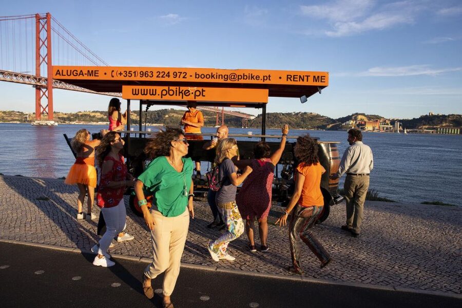 Lisbon: Fun Beer Bike by the Seafront - How the pedalling works when you have mixed energy in your group