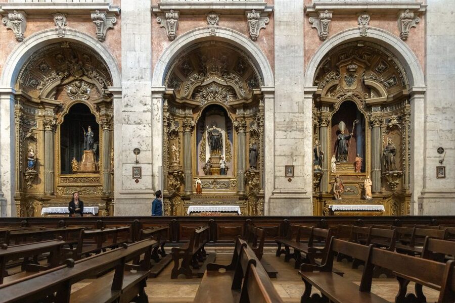 Lisbon: Graça Church | Convent & Terrace viewpoint access - The church interior: gilded woodwork and grisaille ceiling paintings