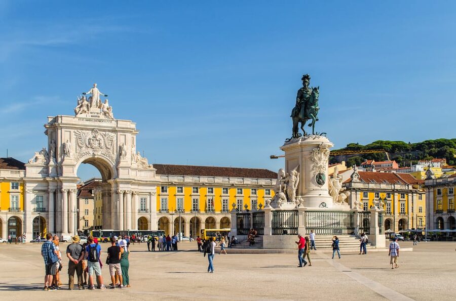 LISBON GRAND EXPERIENCE Tuktuk Tour in German - Alfama and Portas do Sol: the old-streets feeling, without the full slog