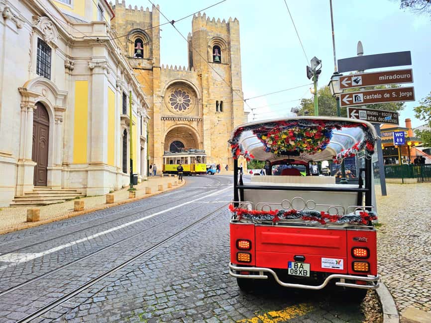 Lisbon: Guided Tuk-Tuk Tour Alfama and history - National Pantheon of Santa Engracia and the Alfama Transition