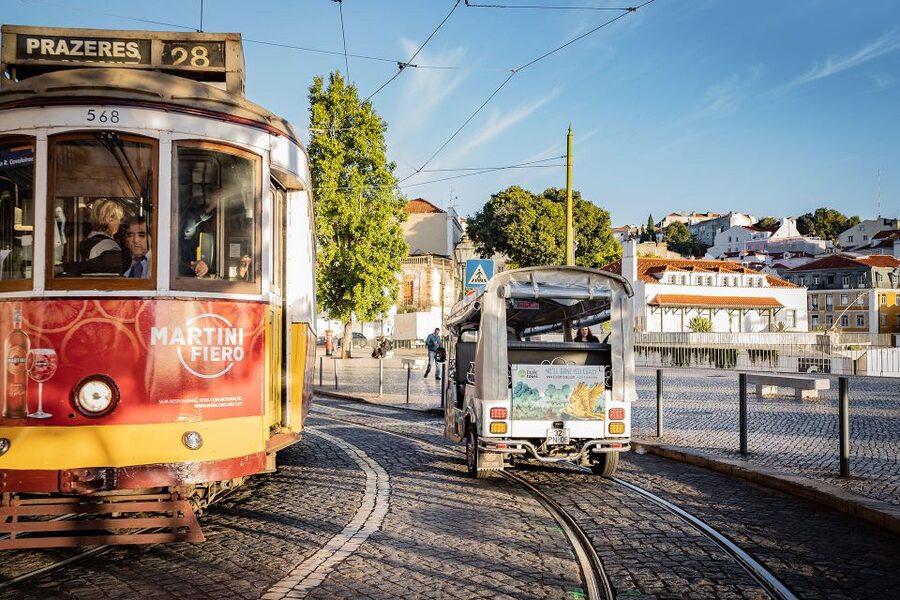 Lisbon: Guided Tuk-Tuk Tour Along the Historic Tram Line 28 - São Pedro de Alcântara: Castle of Saint George in the frame