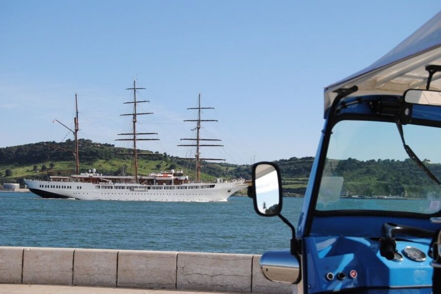 Lisbon Guided Tuk Tuk Tour: The City by the River - From Rossio to Largo do Regedor: getting positioned for the river