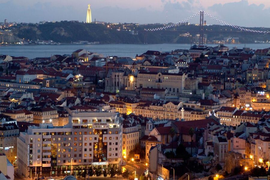 Lisbon: Half-Day Night Group Tour w/ Fado Dinner Show - Small group, guide setup, and what “up to 8” changes