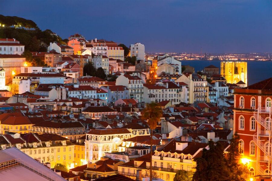 Lisbon: Half-Day Night Group Tour w/ Fado Dinner Show - Hotel pickup, air-conditioned transport, and the “see it in order” advantage