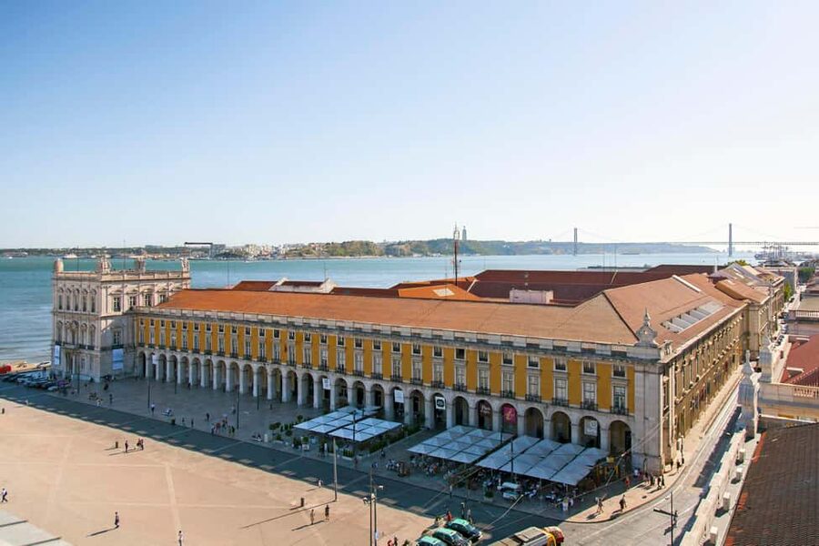Lisbon Highlights 4H - Lisbon Cathedral and Commerce Square: two different moods in one loop