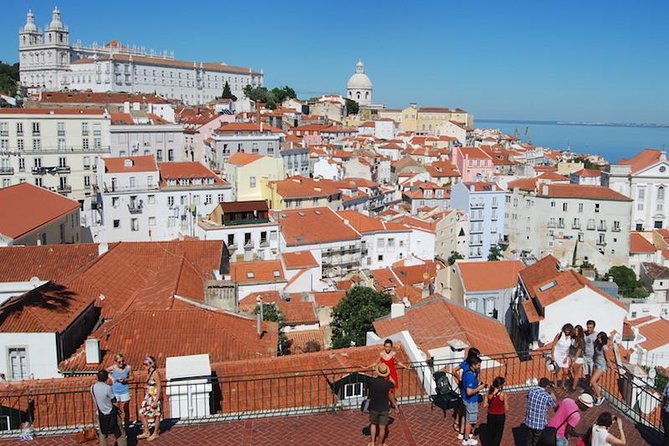 Lisbon Highlights PRIVATE Half Day Tour with a local Guide - First Stop: Lisbon Cathedral and the Quick Picture-Stop Style