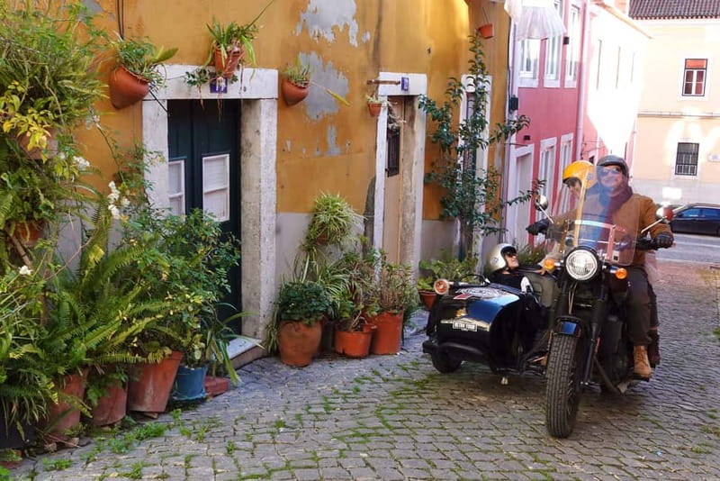 Lisbon : Historic Motorcycle Side-car Tour 1H - Chiado start: the stylish streets before the climb