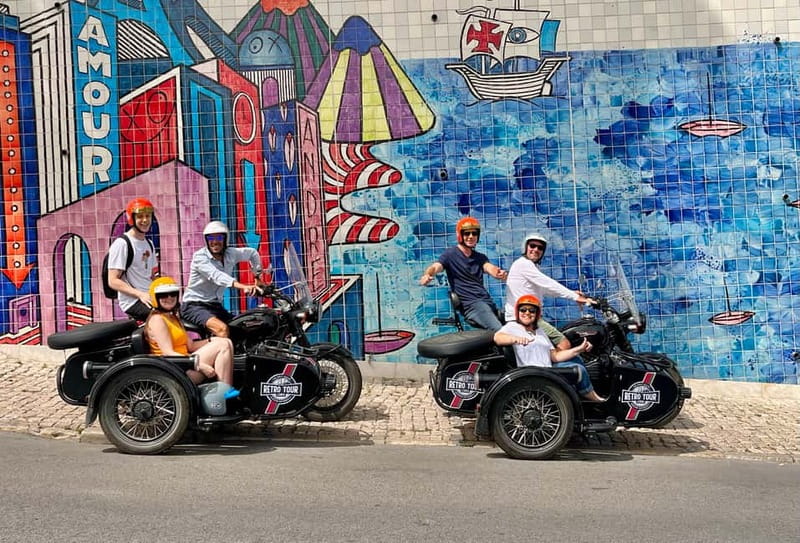 Lisbon : Historic Motorcycle Side-car Tour 1H - Alfama’s narrow lanes and the Sé de Lisboa monument stop