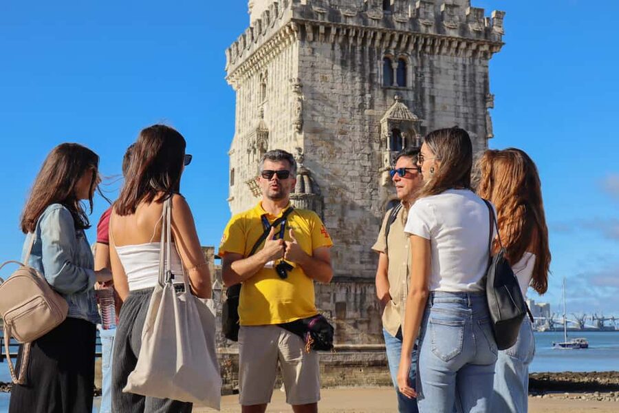 Lisbon: Historical Walking Tour with Jeronimos Monastery - Meeting at Praça do Império and using the skip-the-line entrance