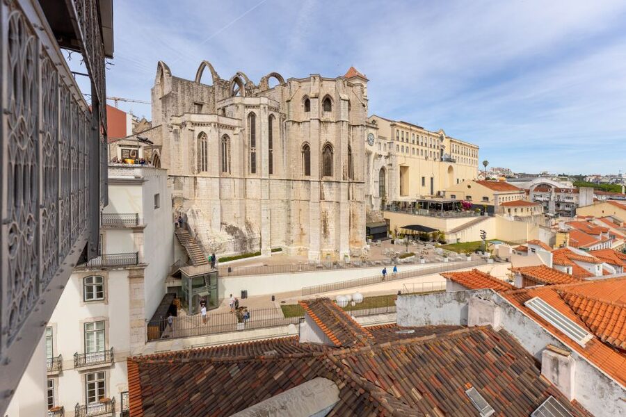 Lisbon: History, Stories and Lifestyle Walking Tour - Carmo Convent and Church: Gothic architecture plus real political history
