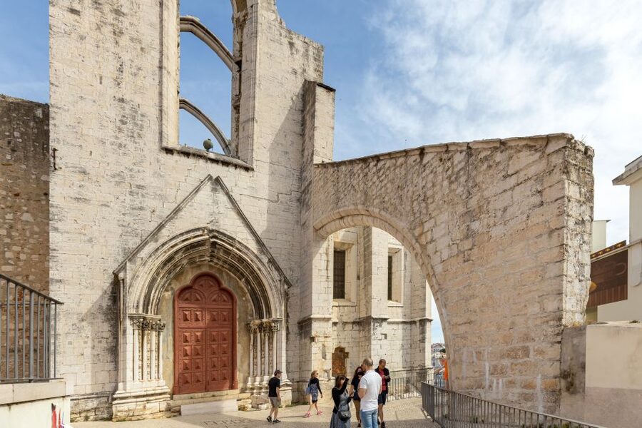 Lisbon: History, Stories and Lifestyle Walking Tour - Tram time to Portas do Sol: iconic Lisbon in motion