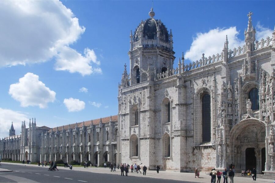 Lisbon in One Day: Full-Day Minivan Historic Tour - Lisbon Cathedral: The Rose Window Moment You Can Actually See