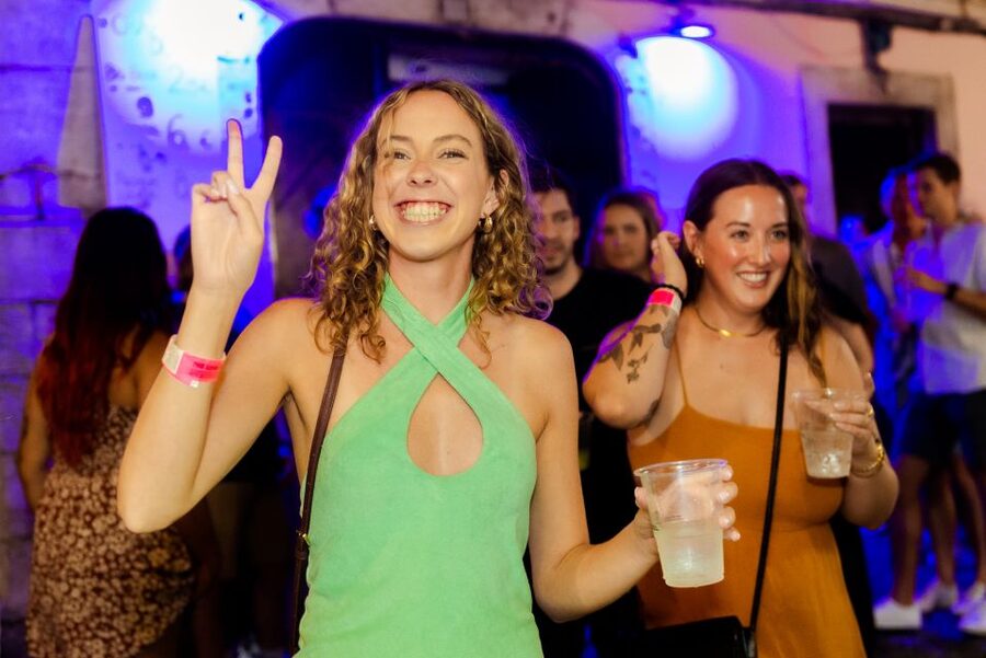 Lisbon Legendary Pubcrawl: 1h OpenBar, Shots, VIP Club Entry - Cais do Sodré finale: a shorter stop that lands you at the club