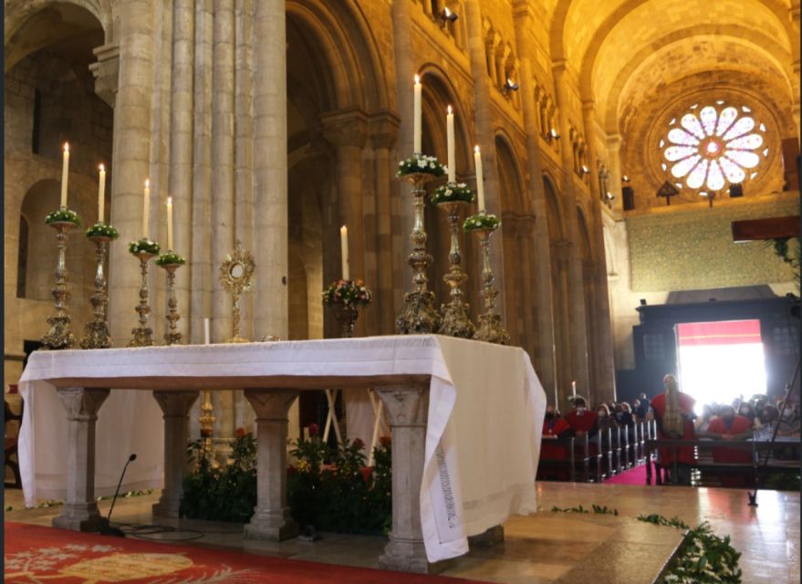 Lisbon: Lisbon Cathedral Entry Ticket - Naves and deambulatory walk: where you notice architectural changes