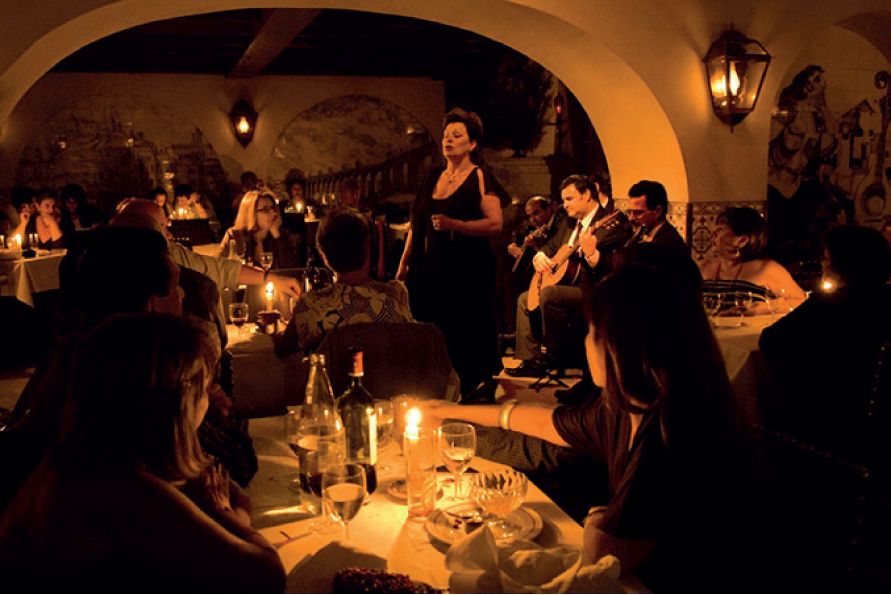 Lisbon: Luxury Fado Tour with Dinner included - Live Fado show plus dinner: a night that runs on emotion and food