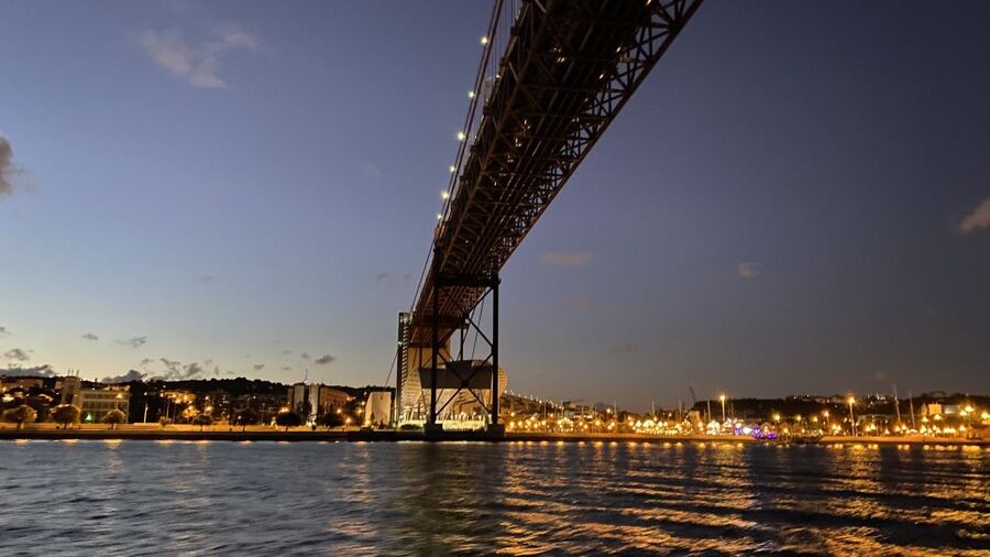 Lisbon: Luxury Sailboat Cruise at Night - Dock logistics at Doca do Bom Sucesso, door 3