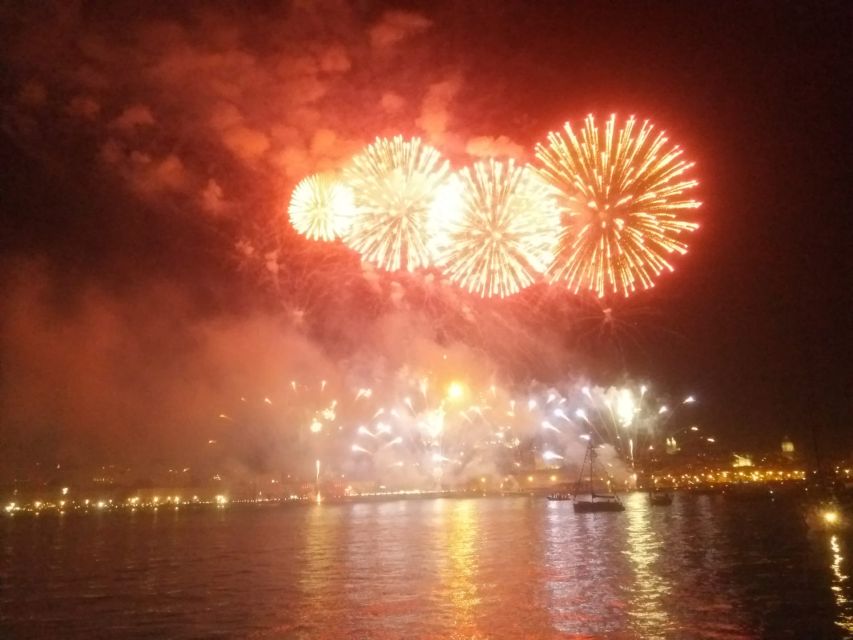 Lisbon: New Year's Eve Tagus River Cruise with Open Bar - Cruising past Lisbon’s night glow: what the 2 hours are really for