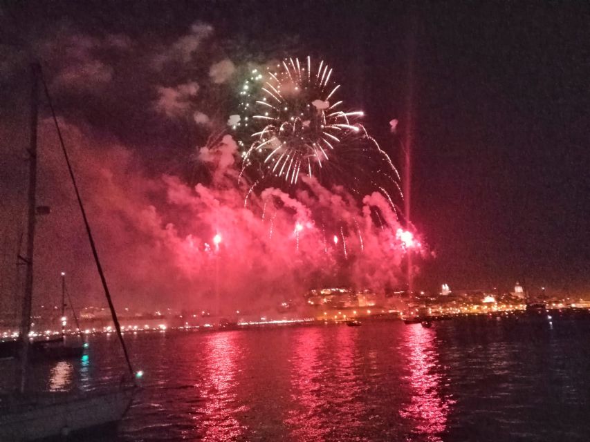 Lisbon: New Year's Eve Tagus River Cruise with Open Bar - Fireworks at midnight: what you should expect from the viewing position