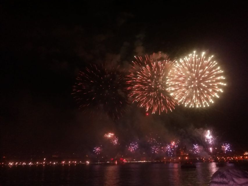 Lisbon: New Year's Eve Tagus River Cruise with Open Bar - Weather and comfort: the cold, wind, and deck strategy
