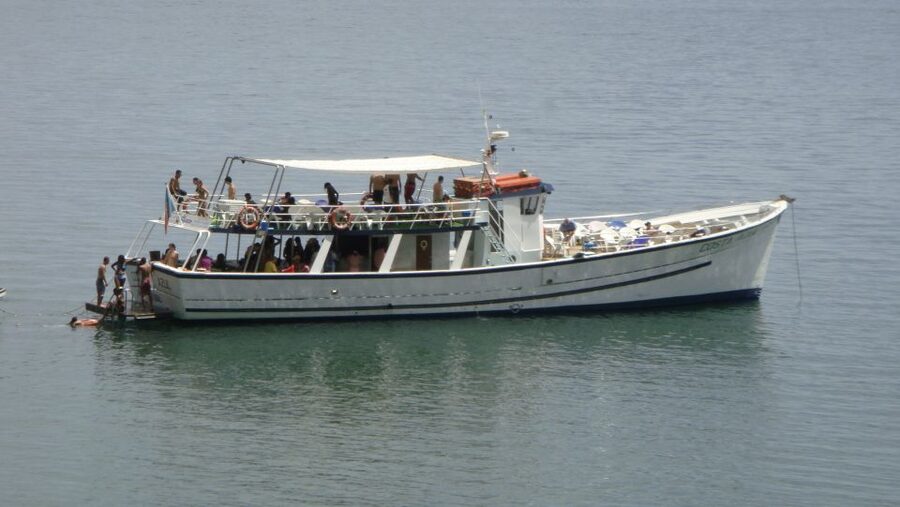 Lisbon: New Year's Eve Tagus River Cruise with Open Bar - Alcântara start: boarding at Blue Skipper Snacks & Drinks