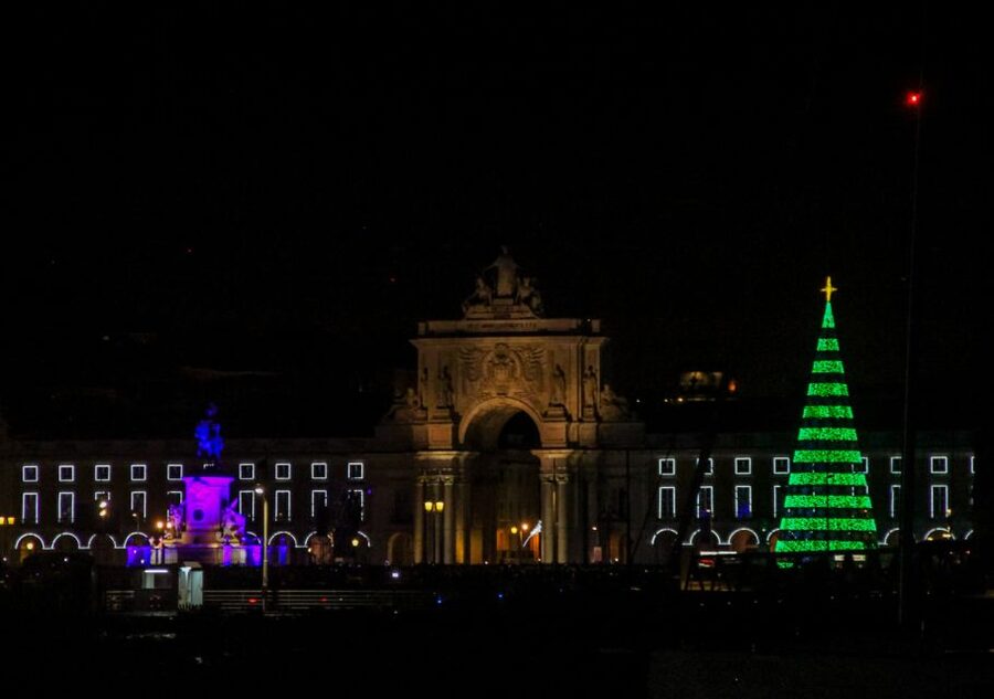 Lisbon: New Year's Eve with Live Dj Fireworks and Open Bar - Drinks, champagne tasting, and the cheese and charcuterie board