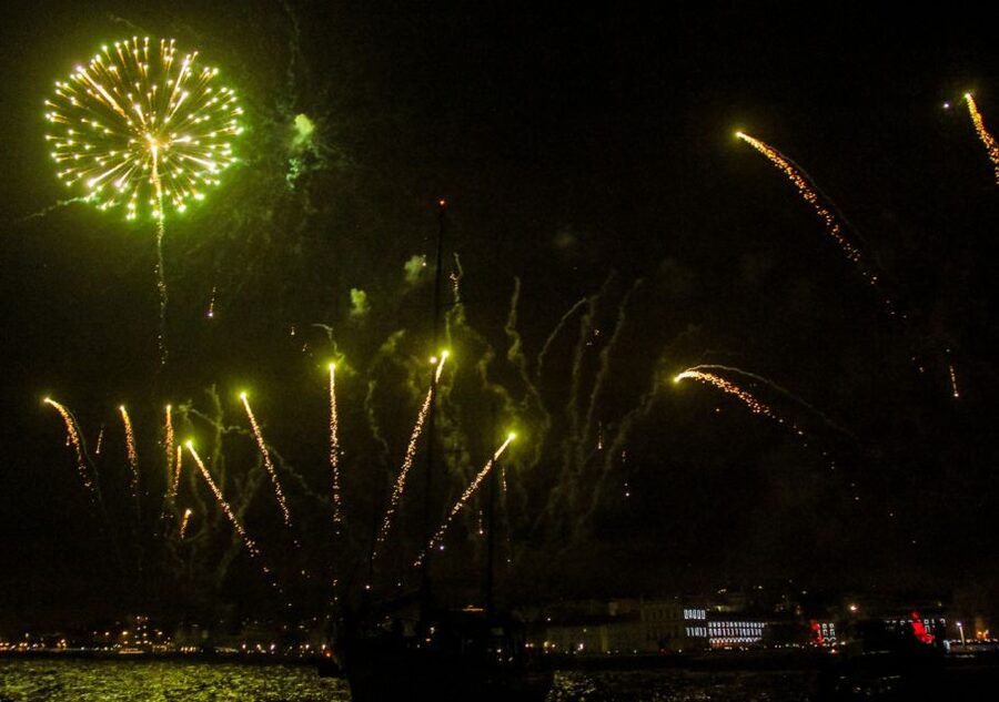 Lisbon: New Year's Eve with Live Dj Fireworks and Open Bar - Boarding at Doca da Marinha: arrive early and get oriented fast