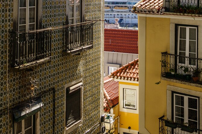Lisbon Old town Tour - Largo do Chafariz de Dentro: a key meeting point