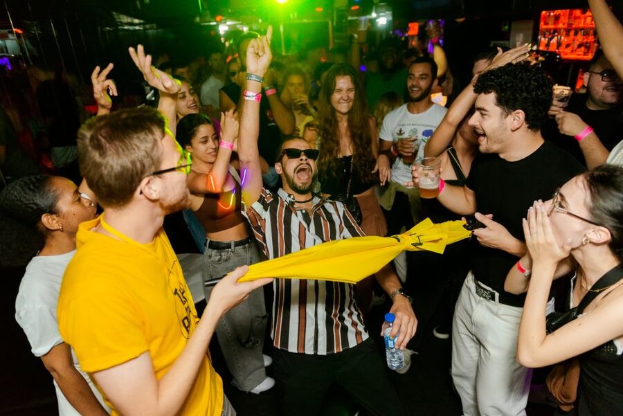 Lisbon PinkStreet Pubcrawl: 1hOpen Bar, Shots,VIP Club Entry - Starting Point: Find the Yellow Umbrellas at Praça Luís de Camões