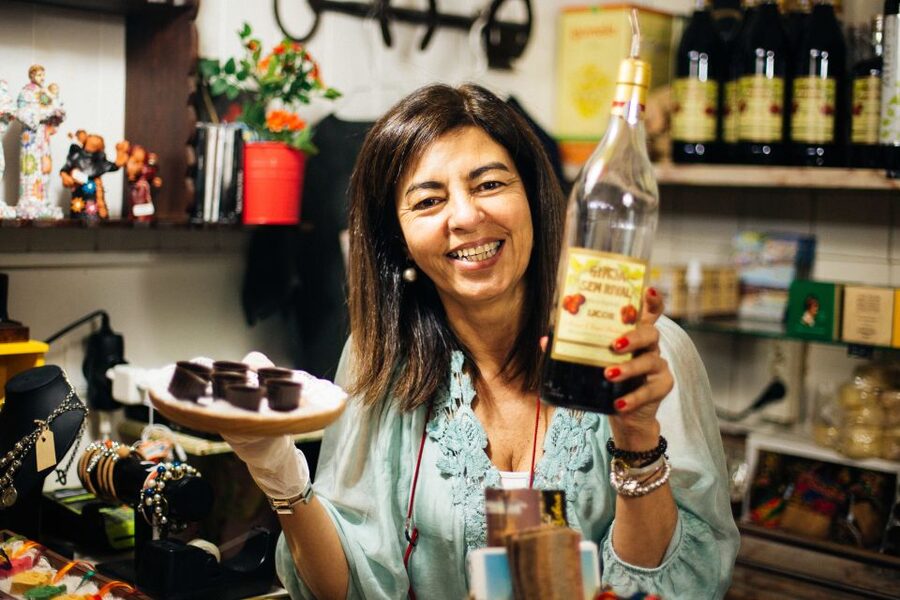 Lisbon: Private Evening Tour with Drinks & Bites in Alfama - Nightlife Introduction: Recommendations You Can Use Immediately