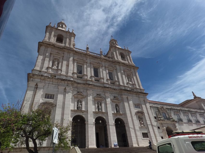 Lisbon:Private guided historical sightseeing Tour by TUK-TUK - The 7 hills viewpoints, solved with short stops instead of hard climbing