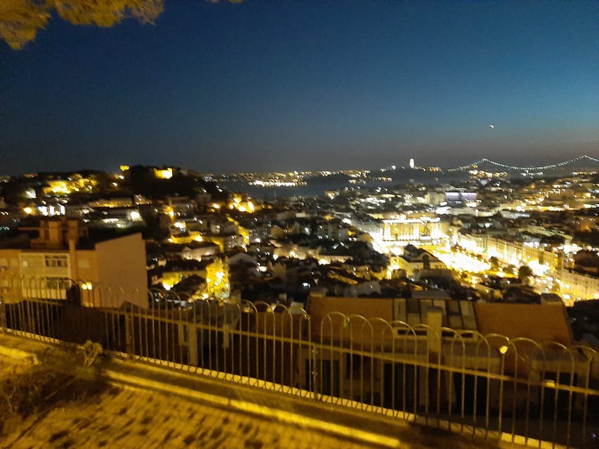 Lisbon: Private Highlights Tuk-Tuk Tour with Tapas and Wine - Private group, 4-person threshold, and the value of not sharing the vibe