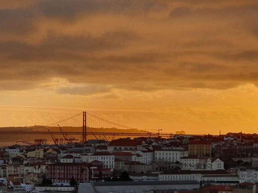 Lisbon: Private Highlights Tuk-Tuk Tour with Tapas and Wine - Meeting outside Hard Rock Cafe, then getting your bearings fast