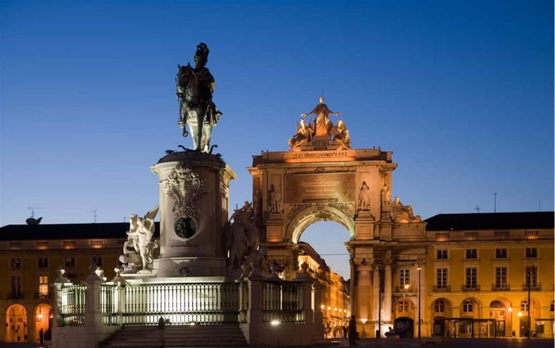 Lisbon: Private Night Tour with Fado Dinner Show - Alfama dinner and a live Fado show: where the real emotion lives