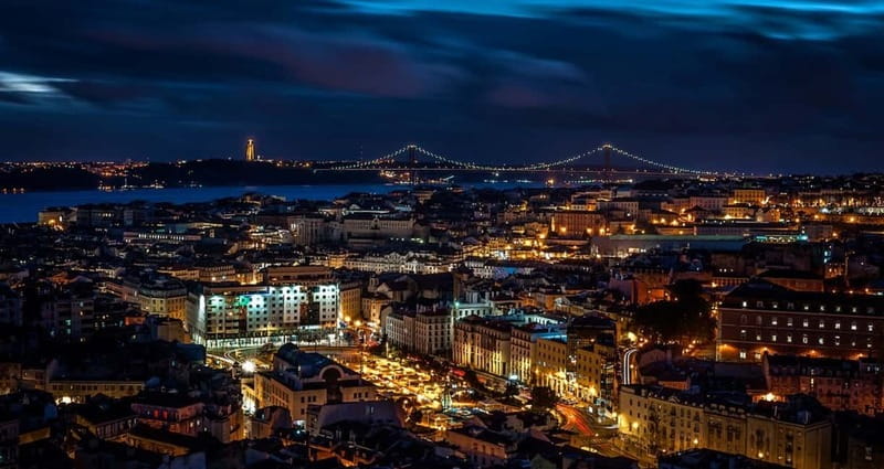 Lisbon: Private Night Tour with Fado Dinner Show - Guides, languages, and the small moments that shape the night