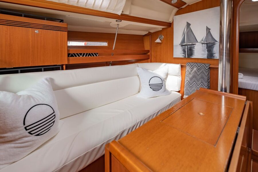Lisbon: Private Sailboat Tour on the Tagus at Sunset - What to bring for a comfortable sunset on the water
