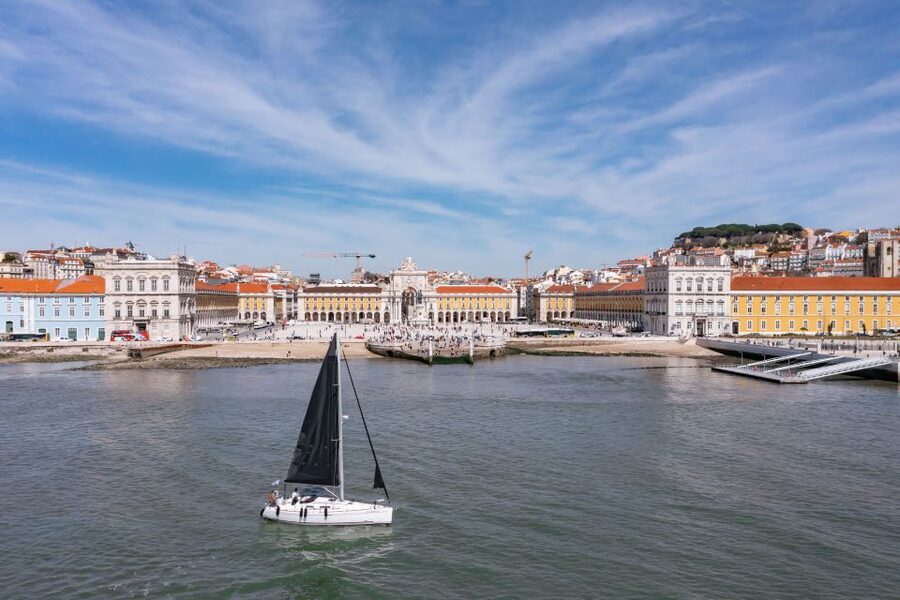 Lisbon: Private Sailboat Tour on the Tagus at Sunset - Snacks, drinks, and crew care that keeps things easy
