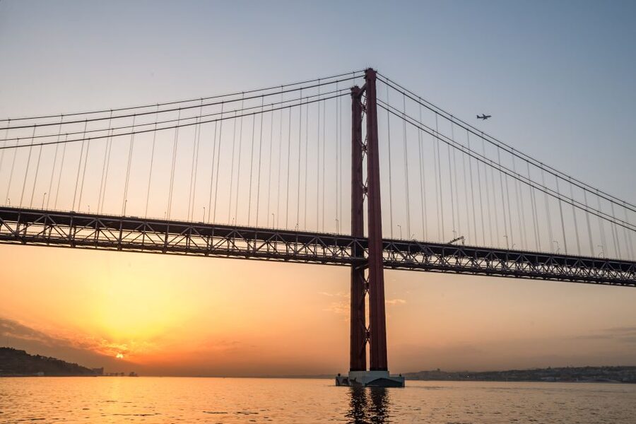 Lisbon: Private Sunset Cruise on the Tagus River with Drink - The Tagus route: under the 25 de Abril Bridge to Praça do Comércio