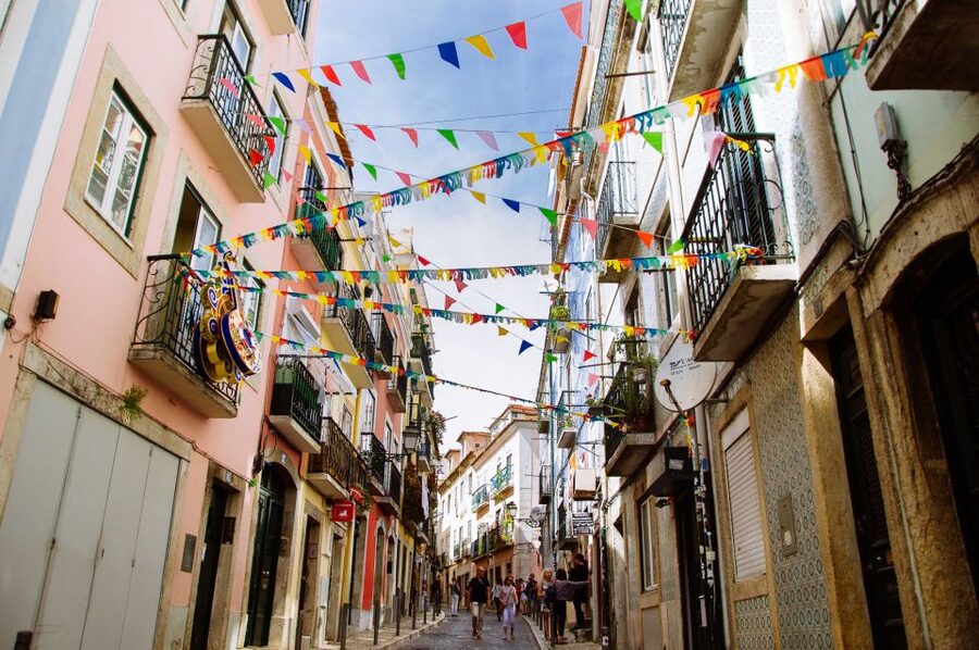 Lisbon: Private Tour with Locals – Highlights & Hidden Gems - Praça do Comércio: the wide-open first look at Lisbon