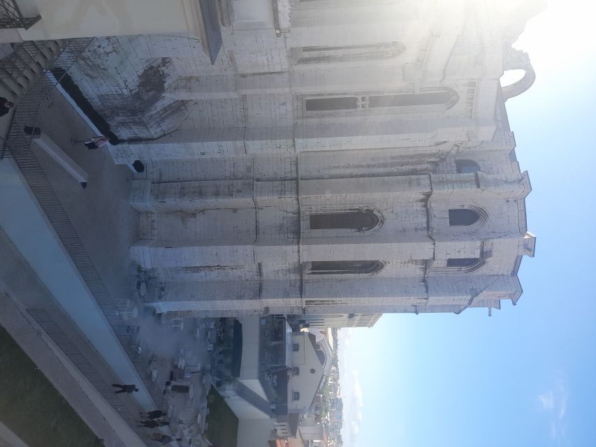 Lisbon: Private Tuk-Tuk Tour for 2 hours - Miradouro das Portas do Sol: short stop, big payoff