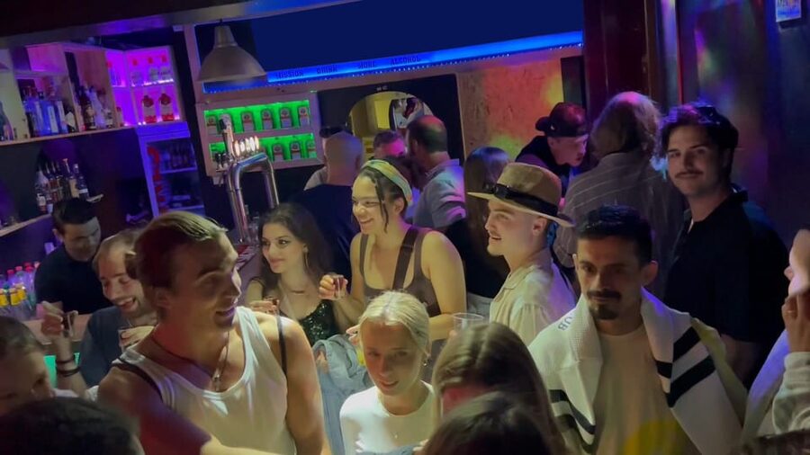 Lisbon Pub Crawl: Unlimited Drinks, Shots & V.I.P Club Entry - The 5-hour flow: unlimited beer, sangria, shots, and games