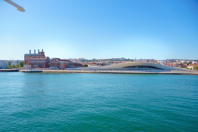 Lisbon River Boat Sightseeing Tour with a Drink - Heat, windows, and getting a good spot on deck