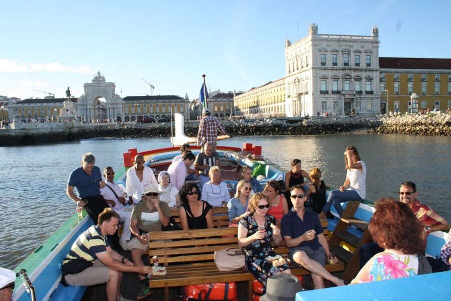 Lisbon: River Tagus Sightseeing Cruise in Traditional Vessel - Getting Comfortable at Praça do Comércio (Terreiro do Paço)