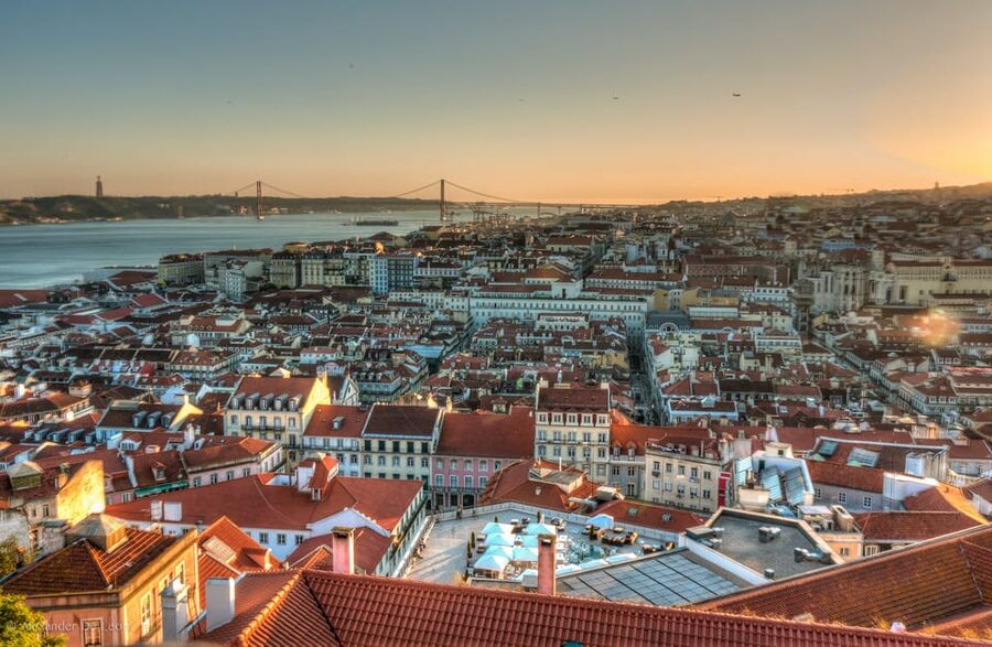 Lisbon's historic old town in a tuk-tuk in German - Calçada da Amália: A Small Stop With Character
