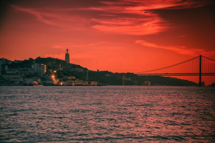 Lisbon: Sailboat Tour w/ Local Guide and Open Bar Green Wine - Key highlights that matter on the water